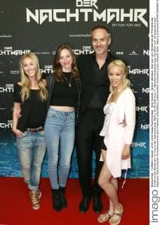 Sina Tkotsch, Carolyn Genzkow, Akiz und Lynn Femme bei der Premiere des Kinofilms Der Nachtmahr im Kino in der Kulturbrauerei. Berlin, 24.05.2016 Foto:xT.xBartillax xFuturexImage