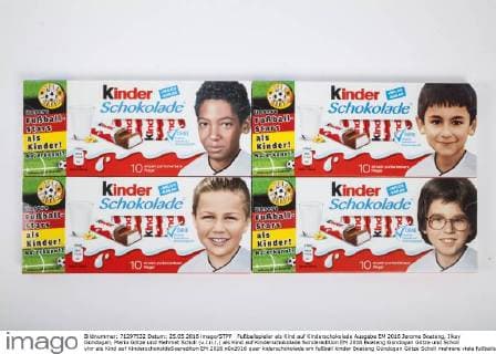 Fußballspieler als Kind auf Kinderschokolade Ausgabe EM 2016 Jerome Boateng, Ilkay Gündogan, Mario Götze und Mehmet Scholl (v.l.n.r.) als Kind auf Kinderschokolade Sonderedition EM 2016