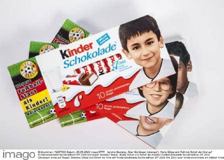 Jerome Boateng, Ilkay Gündogan (obenauf), Mario Götze und Mehmet Scholl als Kind auf Kinderschokolade Sonderedition EM 2016