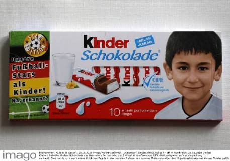 Düsseldorf, Deutschland, Fußball - EM in Frankreich, 25.05.2016 Die bei Kindern beliebte Kinder- Schokolade des Herstellers Ferrero wird zur Zeit mit Kinderfotos von DFB -Nationalspieler auf der Verpackung verkauft. Dies hat durch verschiedene Kritik von Pegida in den sozialen Netzwerken zu einer Diskussion über den Migrationshintergrund einiger Spieler geführt. Auf dieser Verpackung wird Ilkay GÜNDOGAN gezeigt.