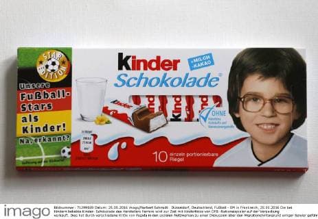 Düsseldorf, Deutschland, Fußball - EM in Frankreich, 25.05.2016 Die bei Kindern beliebte Kinder- Schokolade des Herstellers Ferrero wird zur Zeit mit Kinderfotos von DFB -Nationalspieler auf der Verpackung verkauft. Dies hat durch verschiedene Kritik von Pegida in den sozialen Netzwerken zu einer Diskussion über den Migrationshintergrund einiger Spieler geführt. Auf dieser Verpackung wird Mehmet SCHOLL gezeigt.