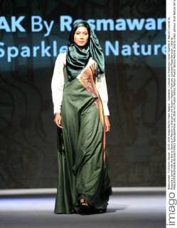 Indonesia: Cutnyak by Rosemary Ismail Sparkle of Nature Cutnyak by Rosemary Ismail with the theme Sparkle of Nature is showed in the Muslim Fashion Festivalin southern Plaza Senayan, Jakarta.  NatanaelxPohan