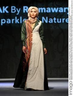 Indonesia: Cutnyak by Rosemary Ismail Sparkle of Nature Cutnyak by Rosemary Ismail with the theme Sparkle of Nature is showed in the Muslim Fashion Festivalin southern Plaza Senayan, Jakarta.  NatanaelxPohan