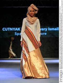 Indonesia: Cutnyak by Rosemary Ismail Sparkle of Nature Cutnyak by Rosemary Ismail with the theme Sparkle of Nature is showed in the Muslim Fashion Festivalin southern Plaza Senayan, Jakarta.  NatanaelxPohan
