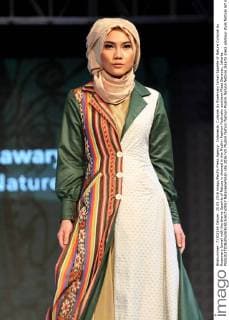 Indonesia: Cutnyak by Rosemary Ismail Sparkle of Nature Cutnyak by Rosemary Ismail with the theme Sparkle of Nature is showed in the Muslim Fashion Festivalin southern Plaza Senayan, Jakarta.  NatanaelxPohan