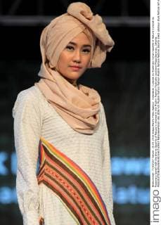 Indonesia: Cutnyak by Rosemary Ismail Sparkle of Nature Cutnyak by Rosemary Ismail with the theme Sparkle of Nature is showed in the Muslim Fashion Festivalin southern Plaza Senayan, Jakarta.  NatanaelxPohan
