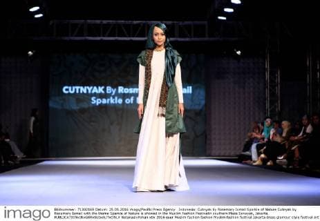 Indonesia: Cutnyak by Rosemary Ismail Sparkle of Nature Cutnyak by Rosemary Ismail with the theme Sparkle of Nature is showed in the Muslim Fashion Festivalin southern Plaza Senayan, Jakarta.  NatanaelxPohan