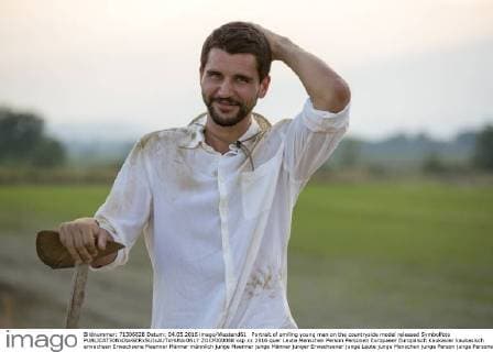 Portrait of smiling young man on the countryside model released Symbolfoto  ZOCF000088