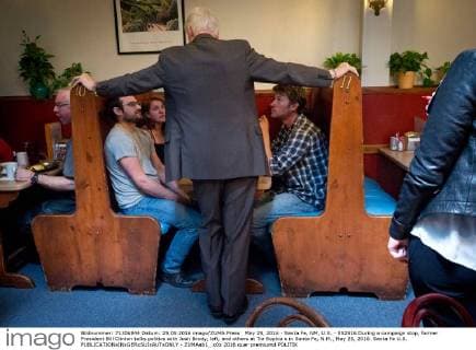 May 25, 2016 - Santa Fe, NM, U.S. - 052516.During a campaign stop, former President Bill Clinton talks politics with Josh Brody, left, and others at Tia Sophia s in Santa Fe, N.M., May 25, 2016. Santa Fe U.S. - ZUMAab1_