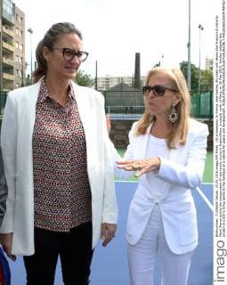 US ambassador to France Jane Hartley (R) chats with tennis star Franco-US national Marie Pierce during the inauguration of new tennis courts in Aubervilliers, a suburb north of Paris, on 26 May 2016. Hartley initiated this project in a bid to bring tennis to the banlieue as a vehicle for peace and development.  PAR20160526104 MAYAxVIDON-WHITE