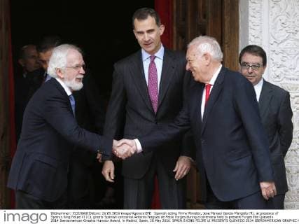 Spanish acting Prime Minister, Jose Manuel Garcia-Margallo (R), in presence of Spain s King Felipe VI (C), greets Spanish cartoonist Antonio Fraguas de Pablo Forges during a ceremony held to present Forges the Quevedo 2014 Iberoamerican Graphic Humour Award, in Madrid, Spain, 26 May 2016. SPAIN S KING FELIPE VI PRESENTS QUEVEDO 2014 IBEROAMERICAN GRAPHIC HUMOUR AWARD !ACHTUNG: NUR REDAKTIONELLE NUTZUNG!  GRA128 20160526-635998696772575339