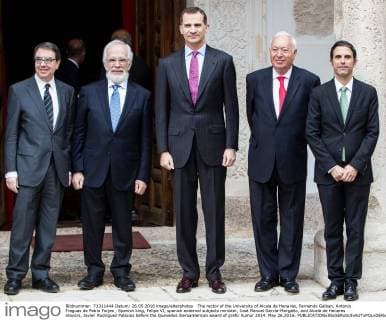 The rector of the University of Alcala de Henares, Fernando Galban, Antonio Fraguas de Pablo Forjes , Spanish king, Felipe VI, spanish external subjects minister, José Manuel García-Margallo, and Alcala de Henares mayors, Javier Rodríguez Palacios before the Quevedos iberoamerican award of grafic humor 2014. May 26,2016.  (2016260508)