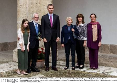Spanish king, Felipe VI and Antonio Fraguas de Pablo Forjes ,family after the Quevedos iberoamerican award of grafic humor 2014. May 26,2016.  (2016260550)
