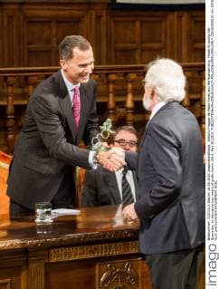 Antonio Fraguas de Pablo Forjes and the Spanish king, Felipe VI during the Quevedos, an iberoamerican award of grafic humor 2014. May 26,2016.  (2016260515)