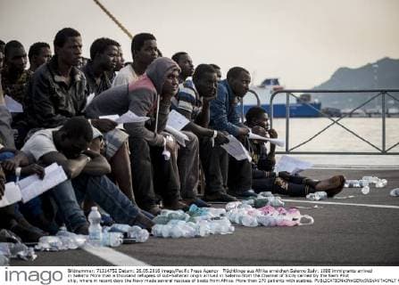 Flüchtlinge aus Afrika erreichen Salerno Italy: 1000 immigrants arrived in Salerno More than a thousand refugees of sub-Saharan origin arrived in Salerno from the Channel of Sicily carried by the Siem Pilot ship, where in recent days the Navy made several rescues of boats from Africa. More than 170 patients with scabies.  MichelexAmoruso