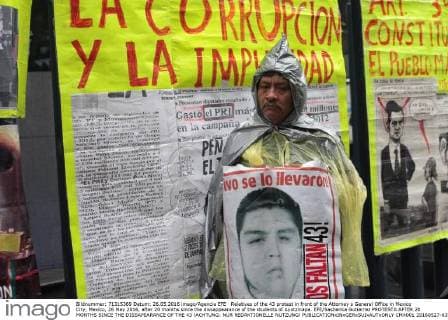 Relatives of the 43 protest in front of the Attorney s General Office in Mexico City, Mexico, 26 May 2016, after 20 months since the dissappearance of the students of Ayotzinapa. EFE Sashenka Gutierrez PROTESTA AFTER 20 MONTHS SINCE THE DISSAPEARANCE OF THE 43 !ACHTUNG: NUR REDAKTIONELLE NUTZUNG!  CMX001 20160527-635999100196578255