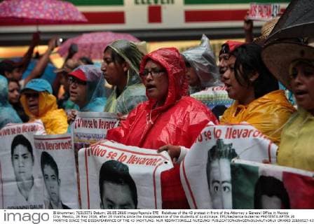 Relatives of the 43 protest in front of the Attorney s General Office in Mexico City, Mexico, 26 May 2016, after 20 months since the dissappearance of the students of Ayotzinapa. EFE Sashenka Gutierrez PROTESTA AFTER 20 MONTHS SINCE THE DISSAPEARANCE OF THE 43 !ACHTUNG: NUR REDAKTIONELLE NUTZUNG!  CMX003 20160527-635999100883446255