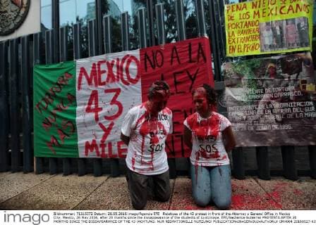 Relatives of the 43 protest in front of the Attorney s General Office in Mexico City, Mexico, 26 May 2016, after 20 months since the dissappearance of the students of Ayotzinapa. EFE Sashenka Gutierrez PROTESTA AFTER 20 MONTHS SINCE THE DISSAPEARANCE OF THE 43 !ACHTUNG: NUR REDAKTIONELLE NUTZUNG!  CMX004 20160527-635999100897330255