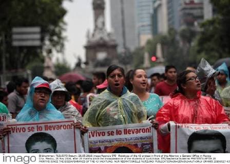Relatives of the 43 protest in front of the Attorney s General Office in Mexico City, Mexico, 26 May 2016, after 20 months since the dissappearance of the students of Ayotzinapa. EFE Sashenka Gutierrez PROTESTA AFTER 20 MONTHS SINCE THE DISSAPEARANCE OF THE 43 !ACHTUNG: NUR REDAKTIONELLE NUTZUNG!  CMX005 20160527-635999100911526255