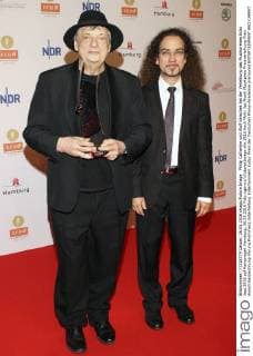 Philip Catherine und Wolf Kerschek bei der Verleihung des Musikpreises Echo Jazz 2016 auf Kampnagel. Hamburg, 26.05.2016 Foto:xgbrcix xFuturexImage