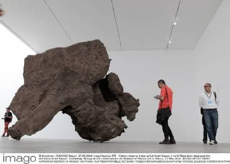Visitors observe Indian artist Anish Kapoor s work Place down displayed the exhibition Anish Kapoor. Archeology:Biology at the Contemporary Art Museum of Mexico City in Mexico, 27 May 2016. INDIAN ARTIST ANISH KAPOOR EXHIBITION IN MEXICO !ACHTUNG: NUR REDAKTIONELLE NUTZUNG!  CMX002 20160528-635999930447946945