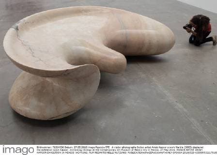 A visitor photographs Indian artist Anish Kapoor s work Marble (2003) displayed the exhibition Anish Kapoor. Archeology:Biology at the Contemporary Art Museum of Mexico City in Mexico, 27 May 2016. INDIAN ARTIST ANISH KAPOOR EXHIBITION IN MEXICO !ACHTUNG: NUR REDAKTIONELLE NUTZUNG!  CMX004 20160528-635999931117810945