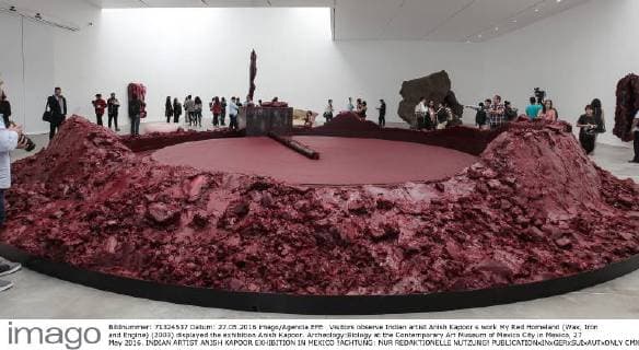 Visitors observe Indian artist Anish Kapoor s work My Red Homeland (Wax, Iron and Engine) (2003) displayed the exhibition Anish Kapoor. Archeology:Biology at the Contemporary Art Museum of Mexico City in Mexico, 27 May 2016. INDIAN ARTIST ANISH KAPOOR EXHIBITION IN MEXICO !ACHTUNG: NUR REDAKTIONELLE NUTZUNG!  CMX005 20160528-635999931797034945