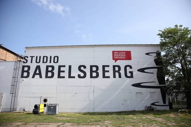 Gebäude mit Filmstudio-Logo bei der Eröffnung der neuen Außenkulisse des Studio Babelsberg, Potsdam, 28. Mai 2016. Studio Babelsberg eröffnet neue Außenkulisse Neue Berliner Straße