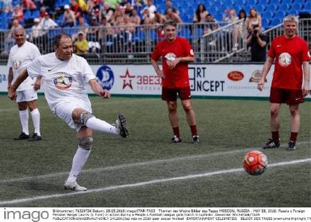Themen der Woche Bilder des Tages MOSCOW, RUSSIA - MAY 28, 2016: Russia s Foreign Minister Sergei Lavrov (L front) in action during a People s Football League gala match in Luzhniki. Alexander Shcherbak TASS  24126015sp