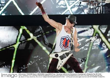Scorpions-Auftritt beim Rocklahoma Musikfestival in Oklahoma May 28, 2016 - Pryor, Oklahoma, U.S - Guitarist RUDOLF SCHENKER of the Scorpions performs during Rocklahoma at the Catch The Fever Festival Grounds May 28, 2016 in Pryor, Oklahoma. Pryor U.S. - ZUMAp116