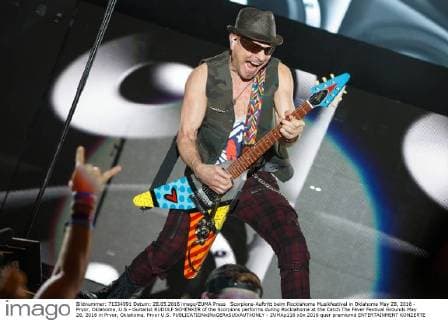 Scorpions-Auftritt beim Rocklahoma Musikfestival in Oklahoma May 28, 2016 - Pryor, Oklahoma, U.S - Guitarist RUDOLF SCHENKER of the Scorpions performs during Rocklahoma at the Catch The Fever Festival Grounds May 28, 2016 in Pryor, Oklahoma. Pryor U.S. - ZUMAp116