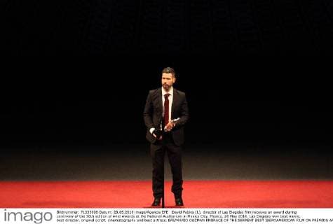 David Pablos (L), director of Las Elegidas film receives an award during ceremony of the 58th edition of Ariel Awards at the National Auditorium in Mexico City, Mexico, 28 May 2016. Las Elegidas won best movie, best director, original script, cinematography and best actress. EFE MARIO GUZMAN EMBRACE OF THE SERPENT BEST IBEROAMERICAN FILM ON PREMIOS ARIEL !ACHTUNG: NUR REDAKTIONELLE NUTZUNG!  EPA 20160529-636001047988276519