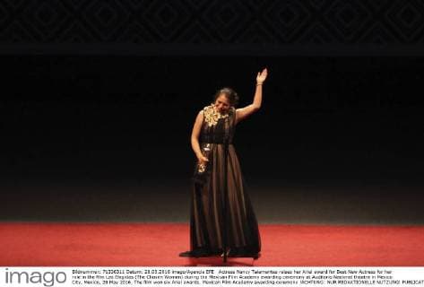 Actress Nancy Talamantes raises her Ariel award for Best New Actress for her role in the film Las Elegidas (The Chosen Women) during the Mexican Film Academy awarding ceremony at Auditorio Nacional theatre in Mexico City, Mexico, 28 May 2016. The film won six Ariel awards. Mexican Film Academy awarding ceremony !ACHTUNG: NUR REDAKTIONELLE NUTZUNG!  20160529-636001239885051599