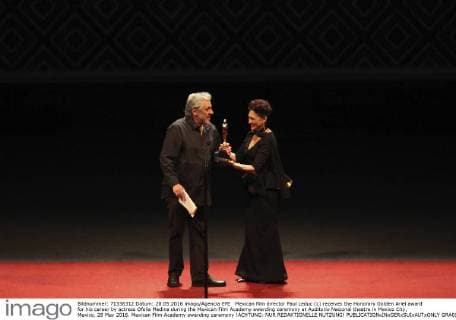 Mexican film director Paul Leduc (L) receives the Honorary Golden Ariel award for his career by actress Ofelia Medina during the Mexican Film Academy awarding ceremony at Auditorio Nacional theatre in Mexico City, Mexico, 28 May 2016. Mexican Film Academy awarding ceremony !ACHTUNG: NUR REDAKTIONELLE NUTZUNG!  GRA013 20160529-636001240523555506