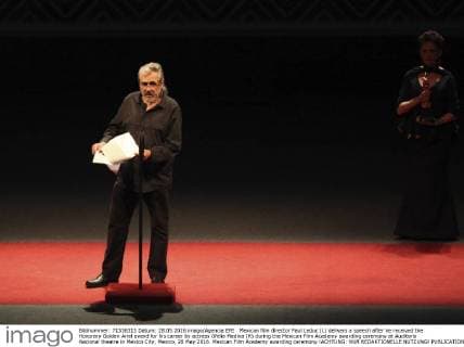Mexican film director Paul Leduc (L) delivers a speech after he received the Honorary Golden Ariel award for his career by actress Ofelia Medina (R) during the Mexican Film Academy awarding ceremony at Auditorio Nacional theatre in Mexico City, Mexico, 28 May 2016. Mexican Film Academy awarding ceremony !ACHTUNG: NUR REDAKTIONELLE NUTZUNG!  20160529-636001240536659422