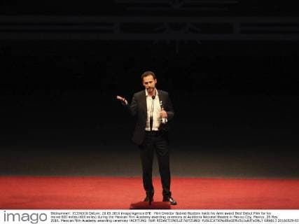 Film Director Gabriel Ripstein holds his Ariel award Best Debut Film for his movie 600 millas (600 miles) during the Mexican Film Academy awarding ceremony at Auditorio Nacional theatre in Mexico City, Mexico, 28 May 2016. Mexican Film Academy awarding ceremony !ACHTUNG: NUR REDAKTIONELLE NUTZUNG!  GRA013 20160529-636001241166261911