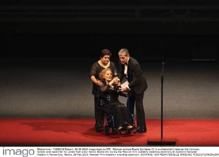 Mexican actress Rosita Quintana (C, in a wheelchair) receives the Honorary Golden Ariel award for his career from actor Hector Bonilla (R) during the Mexican Film Academy awarding ceremony at Auditorio Nacional theatre in Mexico City, Mexico, 28 May 2016. Mexican Film Academy awarding ceremony !ACHTUNG: NUR REDAKTIONELLE NUTZUNG!  20160529-636001241808041797