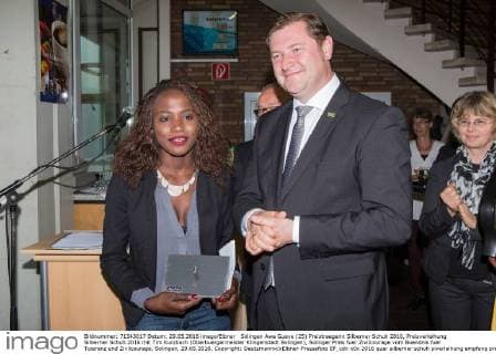 Solingen Awa Gueye (25) Preistraegerin Silberner Schuh 2016, Preisverleihung Silberner Schuh 2016 mit Tim Kurzbach (Oberbuergermeister Klingenstadt Solingen), Solinger Preis fuer Zivilcourage vom Buendnis fuer Toleranz und Zivilcourage, Solingen, 29.05.2016, Copyright: Deutzmannx xEibner-Pressefoto EP_cdn
