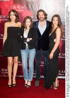 Nikolett Barabas, Anamaria Vartolomei, Frederic Beigbeder avec sa femme Lara Micheli CELEBRITES : Premiere des Films L Ideal - Paris - 30 05 2016 Viktor Panoramic 