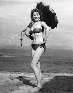 The Sicilian model Yolanda Marcon presents a bikini x03596x 