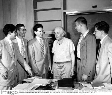 Jan. 1, 2011 - PROFESSOR ALBERT EINSTEIN WITH STUDENTS.IN PRINCETON EARLY 1930 S. - ZUMAg49_