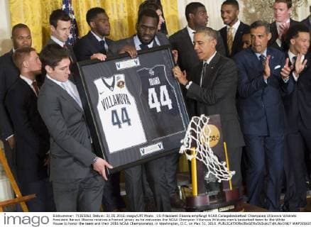US-Präsident Obama empfängt NCAA Collegebasketball Champions Villanova Wildcats President Barack Obama receives a framed jersey as he welcomes the NCAA Champion Villanova Wildcats men?s basketball team to the White House to honor the team and their 2016 NCAA Championship, in Washington, D.C. on May 31, 2016.  WAP20160531308 KEVINxDIETSCH