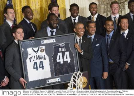 US-Präsident Obama empfängt NCAA Collegebasketball Champions Villanova Wildcats President Barack Obama receives a framed jersey as he welcomes the NCAA Champion Villanova Wildcats men?s basketball team to the White House to honor the team and their 2016 NCAA Championship, in Washington, D.C. on May 31, 2016.  WAP20160531309 KEVINxDIETSCH