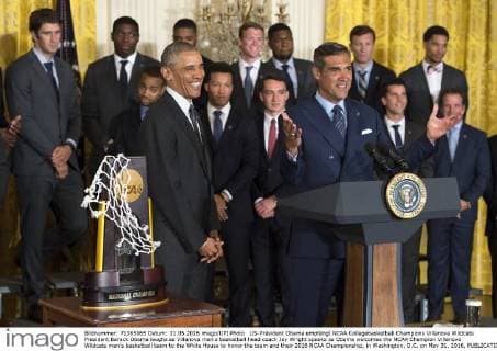 US-Präsident Obama empfängt NCAA Collegebasketball Champions Villanova Wildcats President Barack Obama laughs as Villanova men s basketball head coach Jay Wright speaks as Obama welcomes the NCAA Champion Villanova Wildcats men?s basketball team to the White House to honor the team and their 2016 NCAA Championship, in Washington, D.C. on May 31, 2016.  WAP20160531312 KEVINxDIETSCH