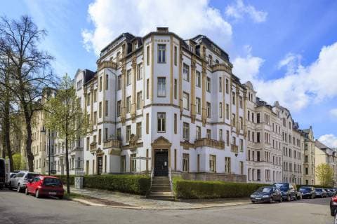 Gründerzeit- und Jugendstilviertel in Chemnitz DRU Sachsen Chemnitz Â Die Kyffhäuser Burg auf dem Kaßberg. Der Kaßberg in Chemnitz zählt zu den größten Gründerzeit- und Jugendstilvierteln Deutschlands. Der innerstädtische Ortsteil auf dem ist seit 1991 als Flächendenkmal geschützt, darin eingeschlossen ca. 480 Bauwerke, überwiegend mehrgeschossige Wohnhäuser, städtische Verwaltungs- und Schulgebäude des Historismus, des Jugendstils und der Neuen Sachlichkeit. Dort steht das architektonische Erbe einer zur Jahrhundertwende aufstrebenden reichen Industriestadt. Teilweise überschlagen sich die reich dekorierten Gründerzeitfassaden stilistisch und auch geschmacklich. Der Kaßberg ist ein überdimensionales Lehrbuch über den Beginn der klassischen Moderne. Der Jugendstil war deren Wiege, eine Kunstströmung, die sämtliche Bereiche der angewandten und bildenden Kunst, d