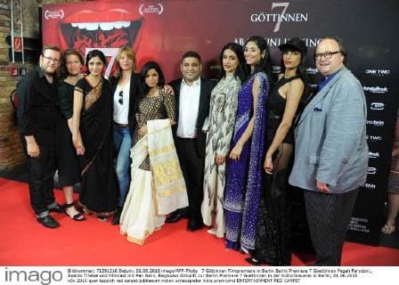 7 Göttinnen Filmpremiere in Berlin Berlin Premiere 7 Goettinnen Pegah Ferydoni,, Joerdis Triebel und Filmcast mit Pan Nalin, Regisseur Ankunft zur Berlin Premiere 7 Goettinnen in der Kulturbrauerei in Berlin, 01.06.2016