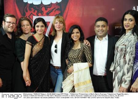 7 Göttinnen Filmpremiere in Berlin Berlin Premiere 7 Goettinnen Pegah Ferydoni,, Joerdis Triebel und Filmcast mit Pan Nalin, Regisseur Ankunft zur Berlin Premiere 7 Goettinnen in der Kulturbrauerei in Berlin, 01.06.2016