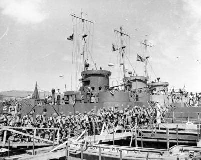 IMAGO History, Zweiter Weltkrieg: 1939 - 1945 U.S Army troops march aboard a LCIL landing craft at an English port just prior to the Allied invasion of German-occupied Normandy, France. Photo released on June 6, 1944. Taken shortly before that.  WAX2016060125 NationalxArchivesxandxRecordsxAd