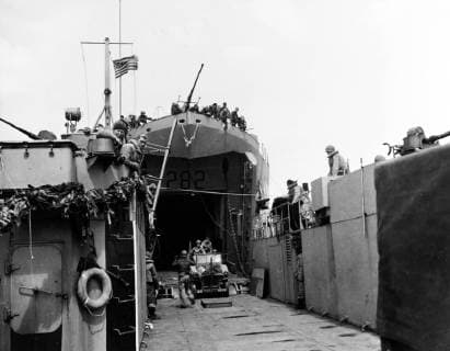 IMAGO History, Zweiter Weltkrieg: 1939 - 1945 A Jeep rolls from USS LST-282 onto an LCT for transfer to a Normandy beach on June 15, 1944, following the Allied invasion of German-occupied France. Photographed from on board the LCT. Taken by Combat Photo Unit Eleven (CPU-11).  WAX2016060138 U.S.xNavy