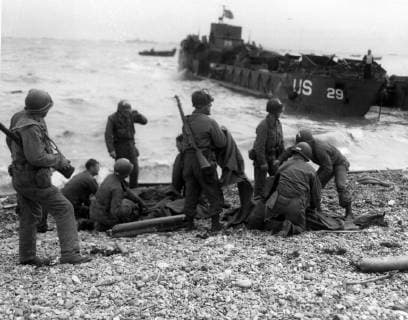 IMAGO History, Zweiter Weltkrieg: 1939 - 1945 U.S. Army troops administer first aid to the survivors of sunken landing craft on D-Day, June 6, 1944, during the Allied invasion of German-occupied France. Note M1 rifles carried by some of these soldiers.  WAX2016060144 U.S.xArmyxSignalxCorps